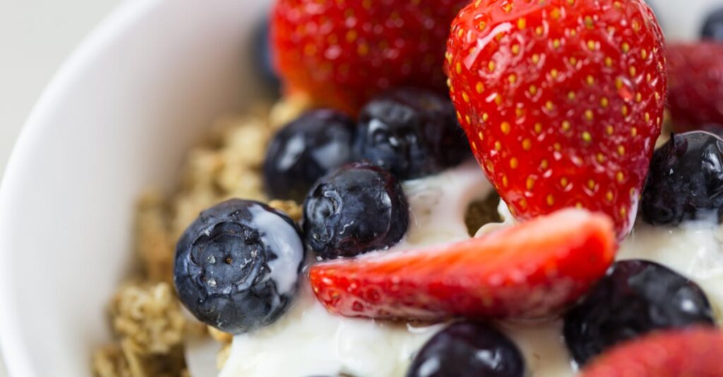 découvrez le délice crémeux et nutritif du soy yogurt, une alternative végétale saine et savoureuse au yaourt traditionnel. idéal pour les intolérants au lactose, il apporte tous les bienfaits du soja tout en étant riche en protéines. savourez-le nature ou agrémenté de fruits, il est parfait pour un petit-déjeuner équilibré ou une collation gourmande.