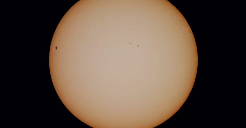 découvrez l'héliocentrisme, la théorie scientifique qui place le soleil au centre de notre système solaire. explorez son histoire, ses découvertes clés et son impact sur notre compréhension de l'univers.