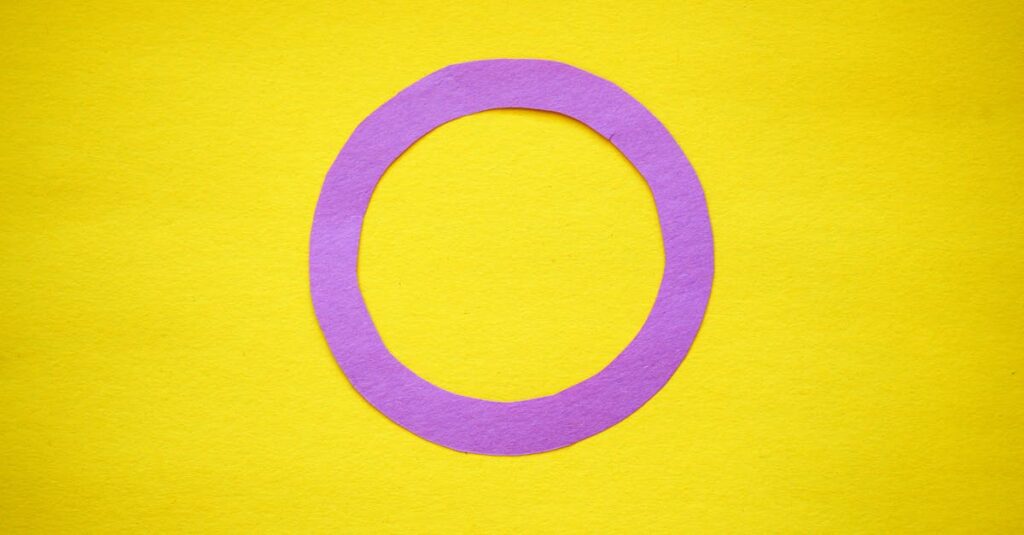 découvrez le monde de l'intersexuation, une variation naturelle de la biologie humaine. apprenez les enjeux liés à l'identité et à la santé des personnes intersexes, ainsi que les luttes pour la reconnaissance et les droits de cette communauté.