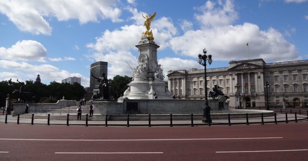 découvrez l'histoire fascinante de la famille royale britannique, ses traditions, ses membres emblématiques et son rôle dans la société moderne. plongez dans l'univers royal, des palais majestueux aux événements marquants qui façonnent ce symbole de la monarchie.