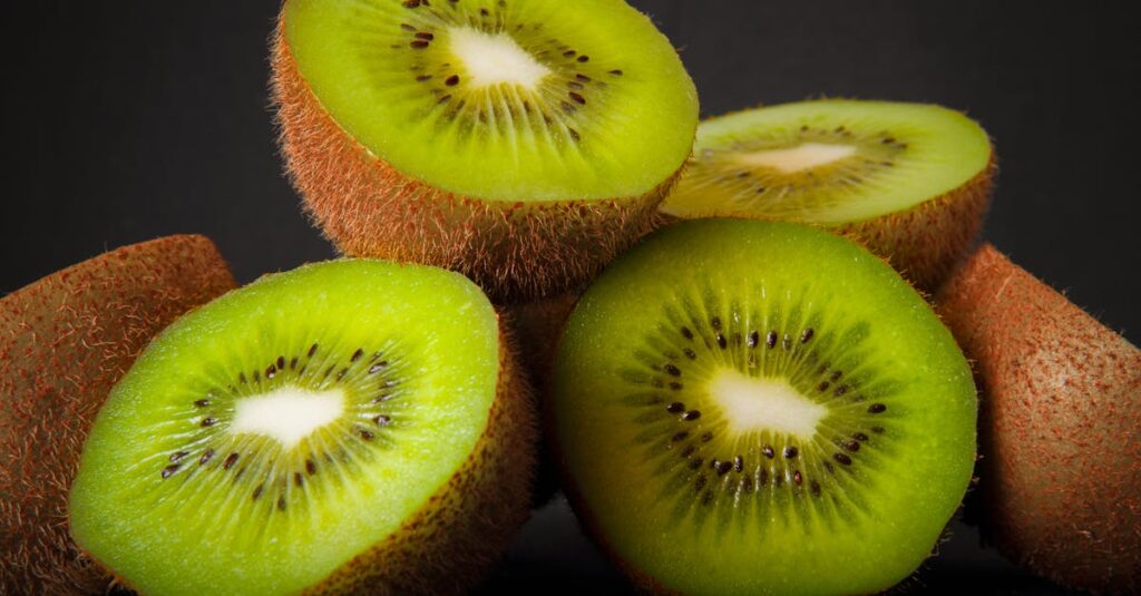 découvrez les bienfaits du kiwi pour votre peau avec notre guide sur les propriétés nutritives et hydratantes du kiwi. apprenez comment intégrer ce fruit polyvalent dans votre routine de soins et profitez d'un teint éclatant et revitalisé.