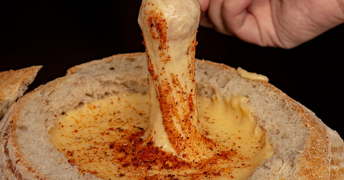 découvrez l'art de la fondue, un plat convivial et savoureux qui ravira vos soirées entre amis ou en famille. apprenez à préparer une fondue traditionnelle au fromage, viande ou chocolat, et explorez les meilleures recettes et astuces pour réussir ce délice fondant.