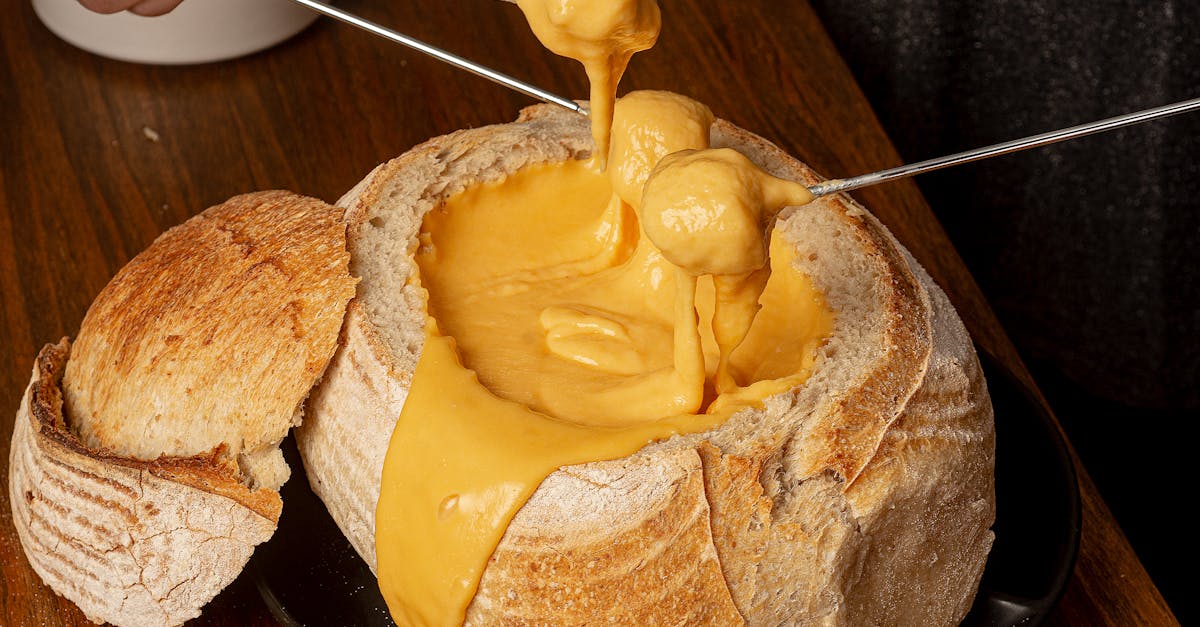 découvrez la délicieuse expérience de la fondue, un plat convivial et chaleureux qui réunit vos proches autour d'un caquelon. que ce soit avec du fromage fondant, du chocolat savoureux ou une fondue bourguignonne, apprenez à préparer et savourer cette spécialité culinaire incontournable.