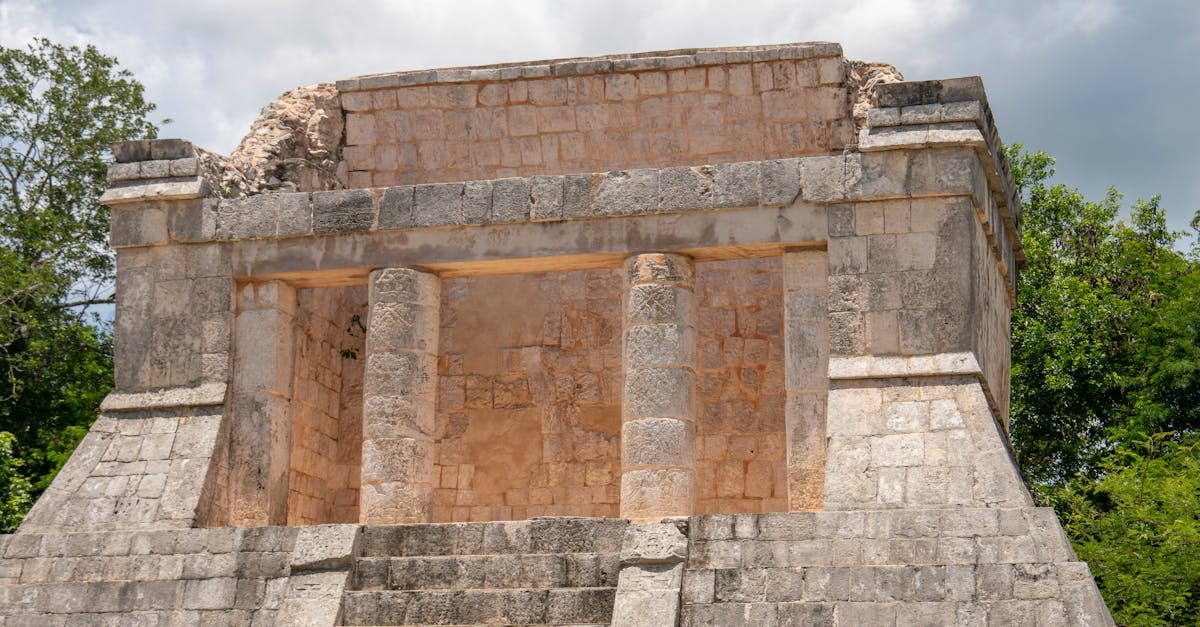 découvrez les mystérieuses pyramides mayas, un héritage historique fascinant de la civilisation maya. explorez leur architecture impressionnante, leur signification culturelle et les secrets qu'elles renferment à travers les âges.