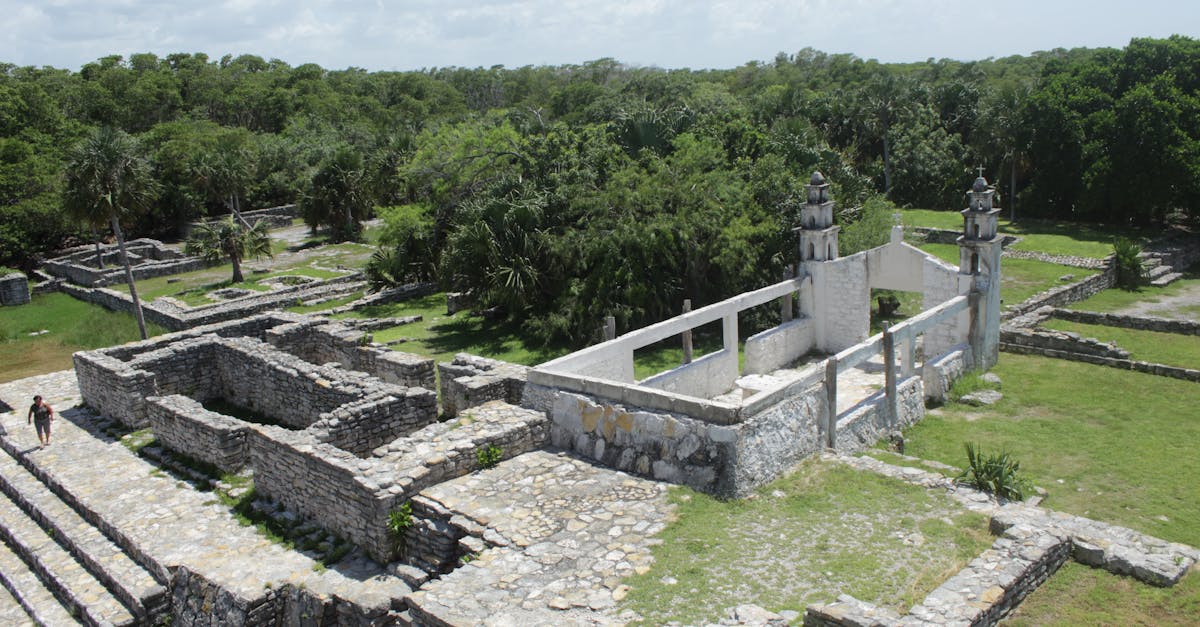 découvrez les majestueuses pyramides mayas, emblèmes d'une civilisation fascinante. plongez dans leur histoire, leur architecture impressionnante et les mystères qui les entourent. explorez l'héritage des mayas à travers ces merveilles antiques.