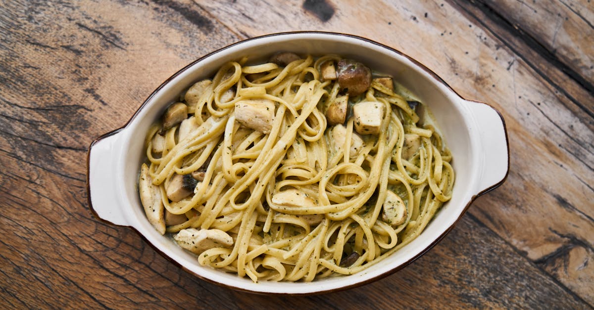 découvrez l'art de réutiliser l'eau de cuisson des pâtes pour sublimer vos plats de manière créative et savoureuse. apprenez des astuces simples pour intégrer cet ingrédient inattendu dans vos sauces et recettes.
