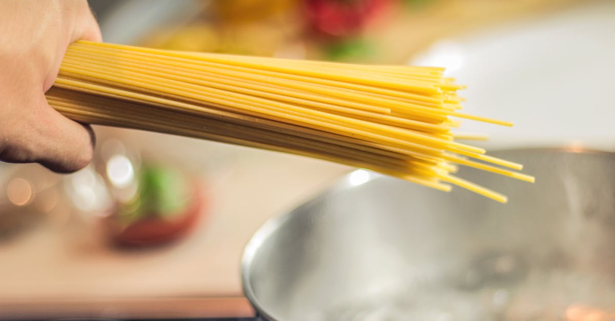 découvrez l'importance de l'eau de cuisson des pâtes et comment l'utiliser pour rehausser vos plats. apprenez des astuces pour préserver l'amidon et obtenir des sauces crémeuses et savoureuses grâce à cet ingrédient souvent négligé.