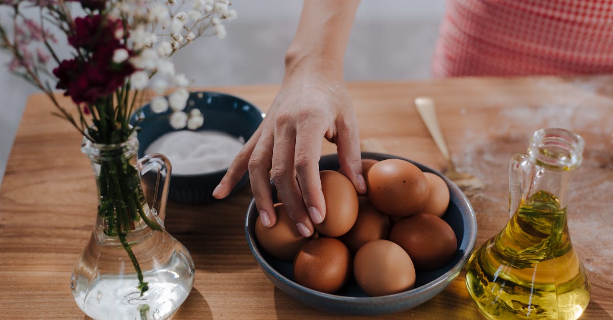 découvrez comment préparer des œufs à la coque parfaits, avec une texture délicieusement crémeuse et un jaune coulant irrésistible. nos astuces et recettes faciles vous guideront pour devenir un expert de ce classique culinaire.