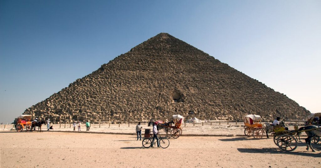 découvrez l'univers fascinant des pyramides, ces structures anciennes emblématiques, témoins de l'ingéniosité humaine. explorez leur histoire, leur architecture impressionnante et les mystères qui les entourent.