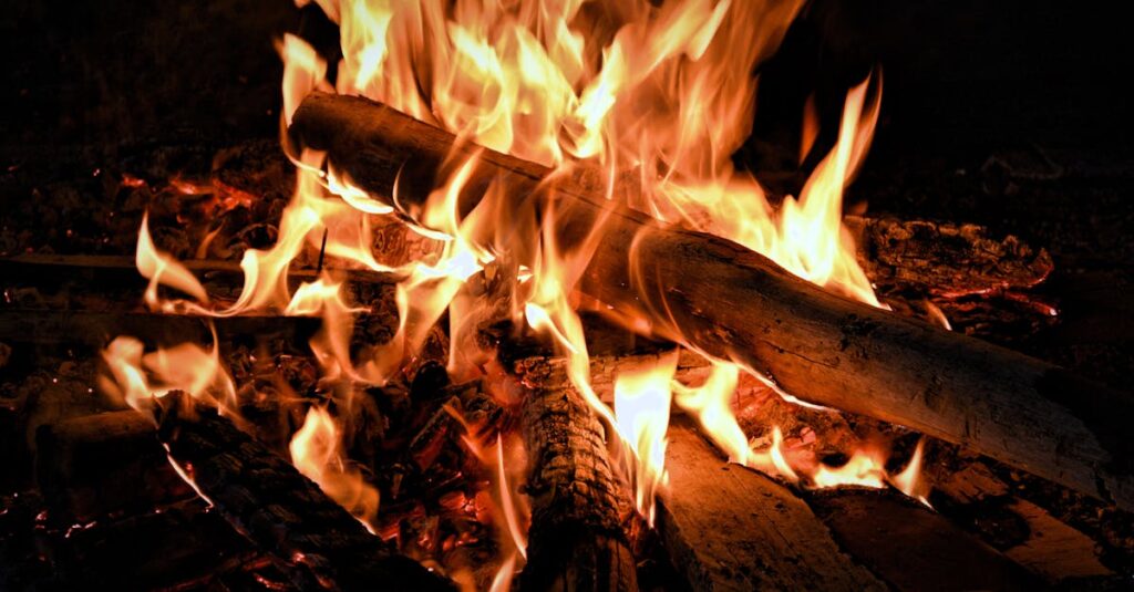 découvrez l'ambiance chaleureuse d'un feu de camp avec nos conseils pour créer des souvenirs inoubliables. apprenez à allumer un feu en toute sécurité, préparez des recettes délicieuses et profitez de moments de convivialité en pleine nature.