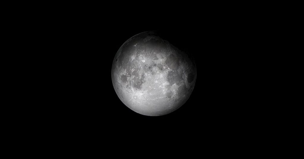 découvrez les mystères de la lune : son influence sur notre planète, sa beauté fascinante dans le ciel nocturne et son rôle dans les mythes et légendes à travers les âges.