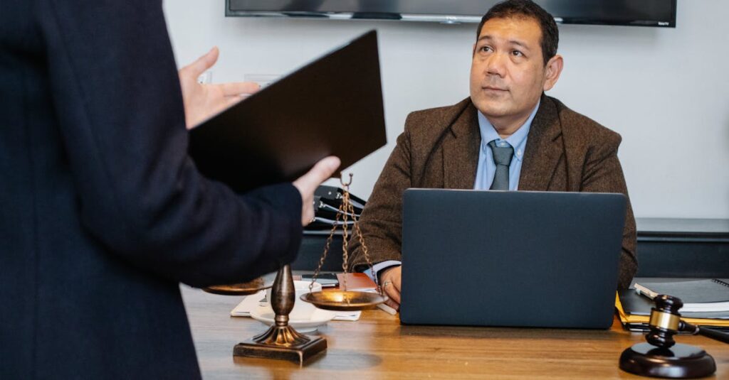 découvrez le rôle du juge dans le système judiciaire, son importance dans la garantie de l'équité et de la justice, ainsi que les différents types de juges et leurs responsabilités.
