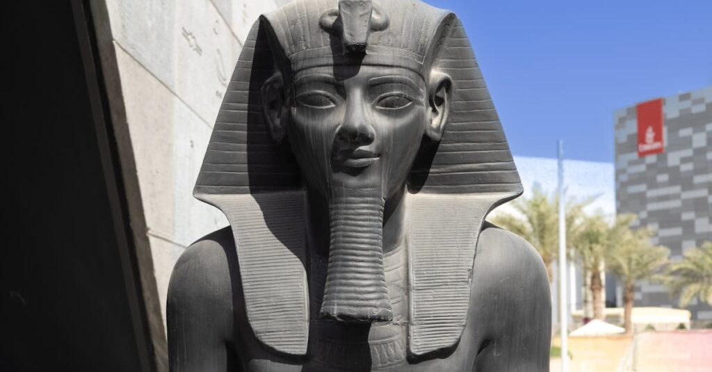 découvrez ramsès ii, l'un des pharaons les plus emblématiques de l'égypte antique, connu pour ses exploits militaires, ses constructions monumentales et son règne prolifique qui façonna l'histoire de l’égypte.