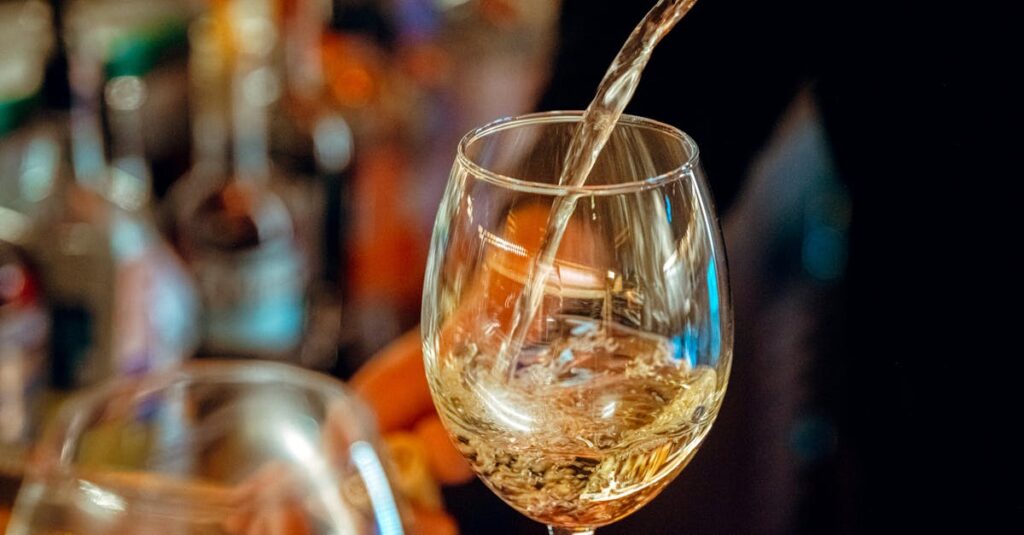 découvrez les causes, les symptômes et les traitements de l'alcoolisme. informez-vous sur les ressources disponibles pour surmonter cette dépendance et retrouvez une vie saine et équilibrée.