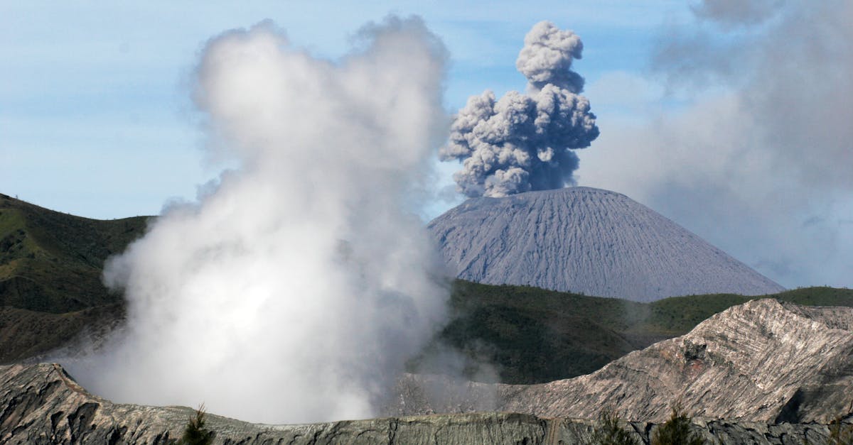 découvrez les volcans dangereux qui menacent notre planète, leurs caractéristiques uniques, les risques qu'ils posent et les mesures de sécurité à prendre. apprenez comment ces géants de la nature façonnent notre environnement et les recherches en cours pour mieux les comprendre.