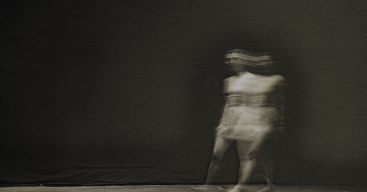 découvrez l'univers fascinant des doppelgängers, ces doubles mystérieux qui hantent notre imaginaire à travers légendes et récits. plongez dans l'exploration des thèmes de l'identité, du reflet et de la dualité, tout en révélant les histoires intrigantes de ceux qui ont croisé leur sosie. un voyage captivant entre réalité et fiction.