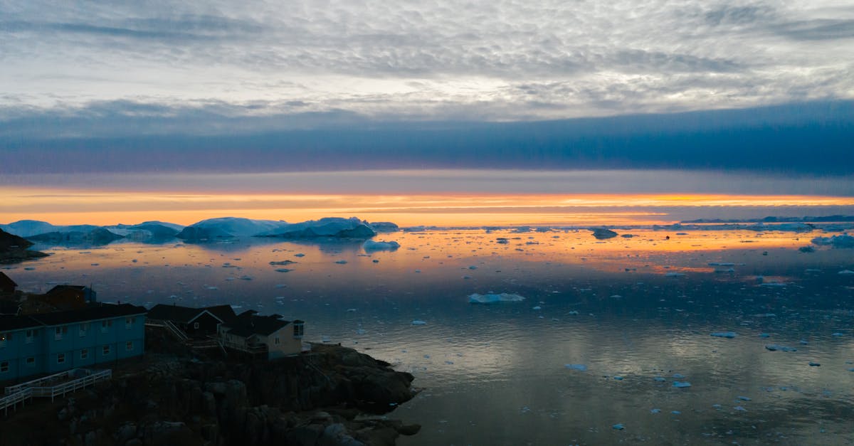 découvrez la beauté sauvage du groenland, une terre de glaciers majestueux, de paysages époustouflants et d'une culture inuit fascinante. partez à l'aventure à travers ses fjords impressionnants et explorez des villes uniques comme nuuk. laissez-vous envoûter par la magie de ce pays grandiose et préservé.