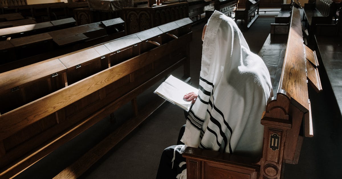 découvrez le livre des hébreux, une épître du nouveau testament qui explore la supériorité du christ et la foi chrétienne. plongez dans ses enseignements profonds sur la rédemption, le sacrifice et l'espérance pour fortifier votre quête spirituelle.