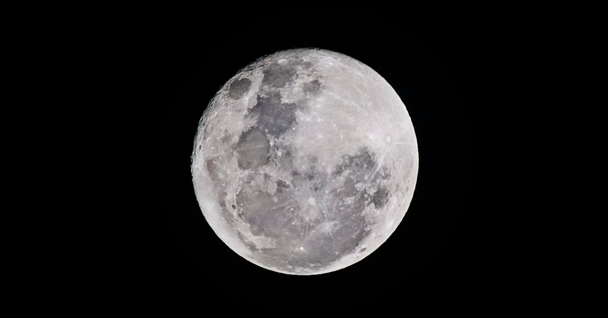 découvrez les mystères de la lune, son influence sur la terre, ses phases fascinantes et son rôle dans l'exploration spatiale. plongez dans l'univers lunaire et explorez les merveilles célestes qui nous entourent.