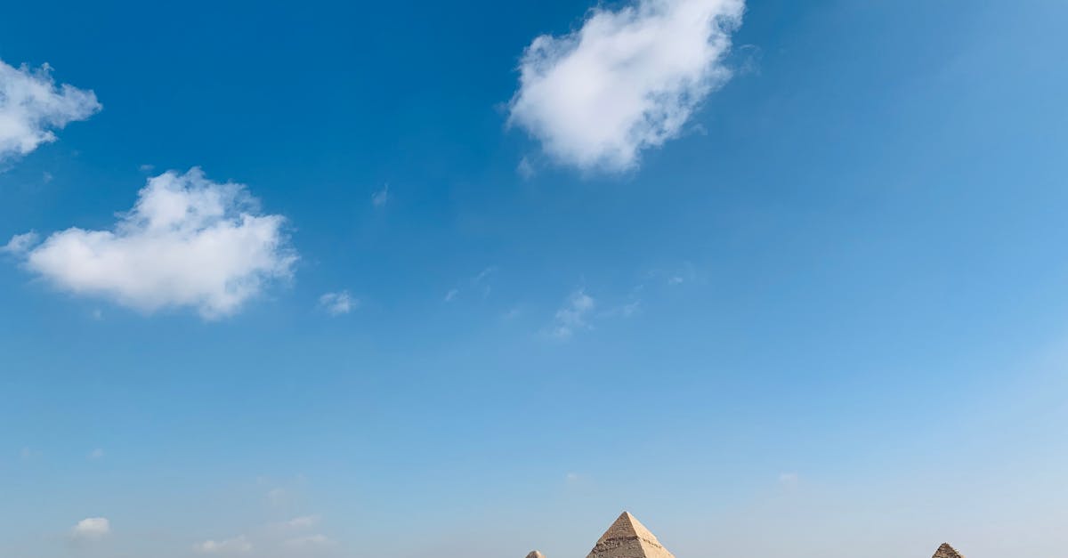 découvrez les mystères des pyramides, ces structures emblématiques de l'égypte ancienne, témoins d'une civilisation fascinante. plongez dans l'histoire, l'architecture et les secrets qui entourent ces monuments majestueux.