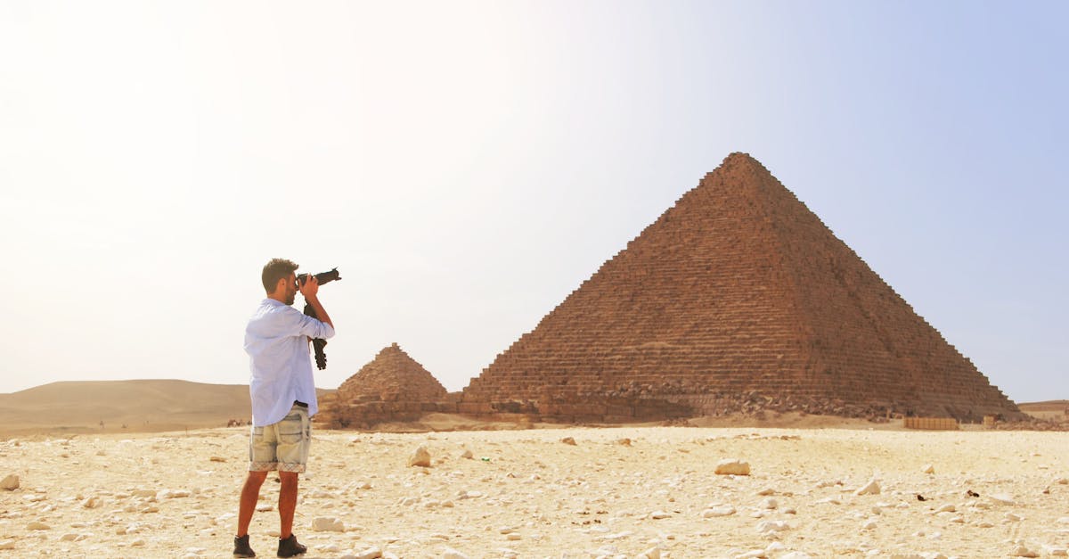 découvrez les mystères des pyramides, ces structures emblématiques qui ont fasciné les civilisations depuis des millénaires. explorez leur histoire, leur architecture impressionnante et les secrets qu'elles renferment.