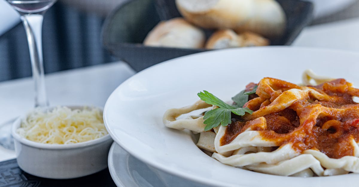 découvrez comment maîtriser l'acidité dans une sauce au vin rouge pour sublimer vos plats. apprenez les astuces pour équilibrer les saveurs et rehausser vos viandes et plats végétariens avec une sauce savoureuse et délicate.