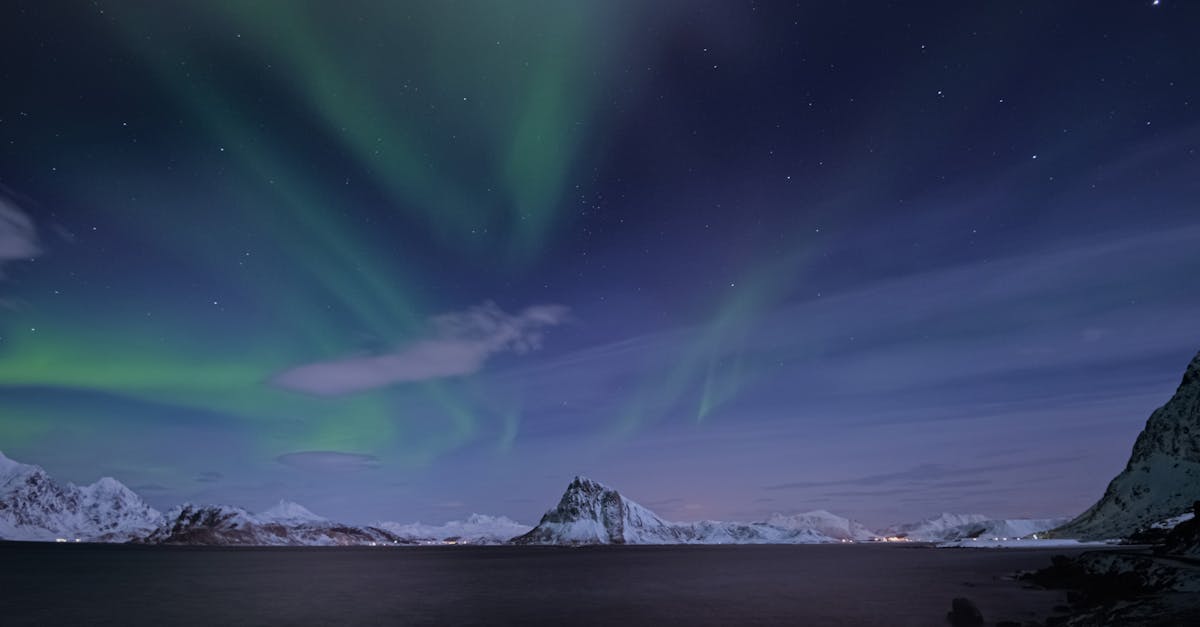 découvrez le phénomène de renversement magnétique solaire, un événement fascinant où le champ magnétique du soleil s'inverse, impactant l'activité solaire et notre climat. explorez les implications de ce processus naturel sur la terre et l'espace.