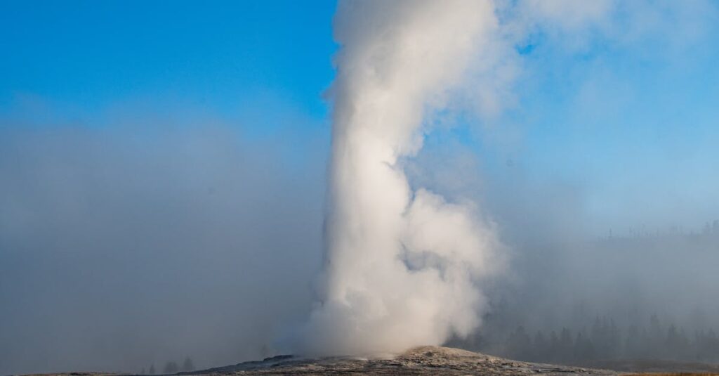 découvrez l'univers fascinant des geysers, ces phénomènes naturels spectaculaires qui jaillissent des jets d'eau bouillante et de vapeur. apprenez-en plus sur leur formation, leur fonctionnement et les plus célèbres geysers à travers le monde.