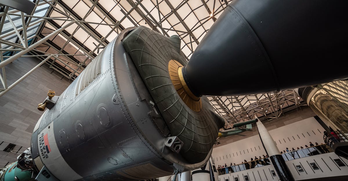 explorez les principes fascinants de l'aérodynamique, une science clé qui étudie les forces agissant sur les objets en mouvement dans l'air. découvrez son importance dans l'ingénierie aéronautique, le design automobile et bien plus encore.