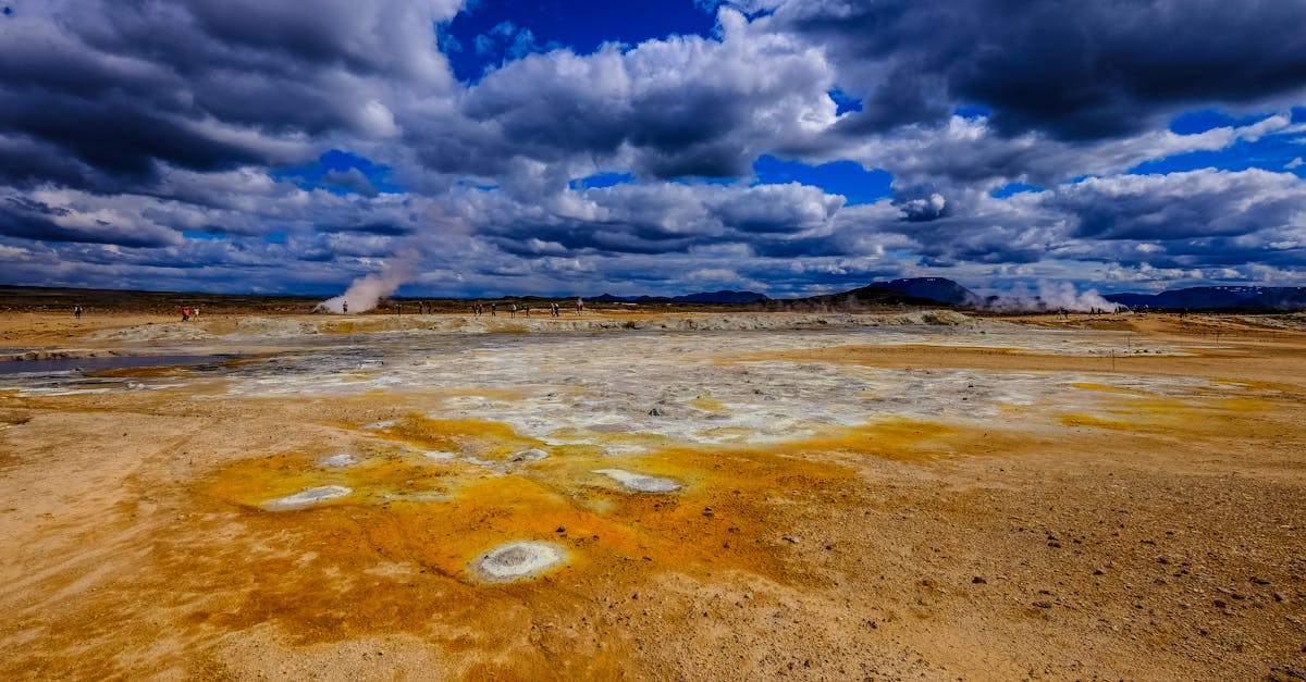 découvrez l'incroyable beauté des geysers, ces émergences d'eau bouillante qui créent des spectacles naturels fascinants. explorez leur fonctionnement, les plus célèbres à travers le monde et les paysages époustouflants qu'ils façonnent. plongez dans l'univers géothermique et laissez-vous émerveiller par la puissance de la nature.