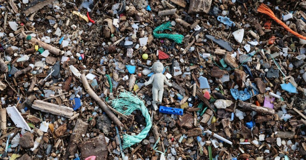 découvrez l'impact des microplastiques sur notre environnement et notre santé. explorez les sources, les effets et les solutions pour réduire cette pollution invisible.