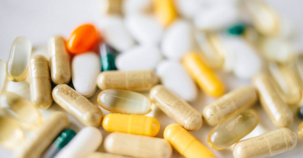 découvrez l'ibuprofène, un anti-inflammatoire non stéroïdien (ains) utilisé pour soulager la douleur, réduire la fièvre et atténuer l'inflammation. apprenez-en davantage sur son utilisation, dosage et effets secondaires.