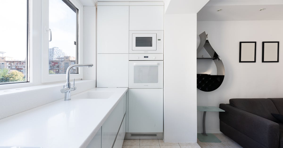 découvrez tout ce qu'il faut savoir sur le micro-ondes : conseils d'achat, astuces de cuisson et recettes faciles pour optimiser cet appareil pratique dans votre cuisine.