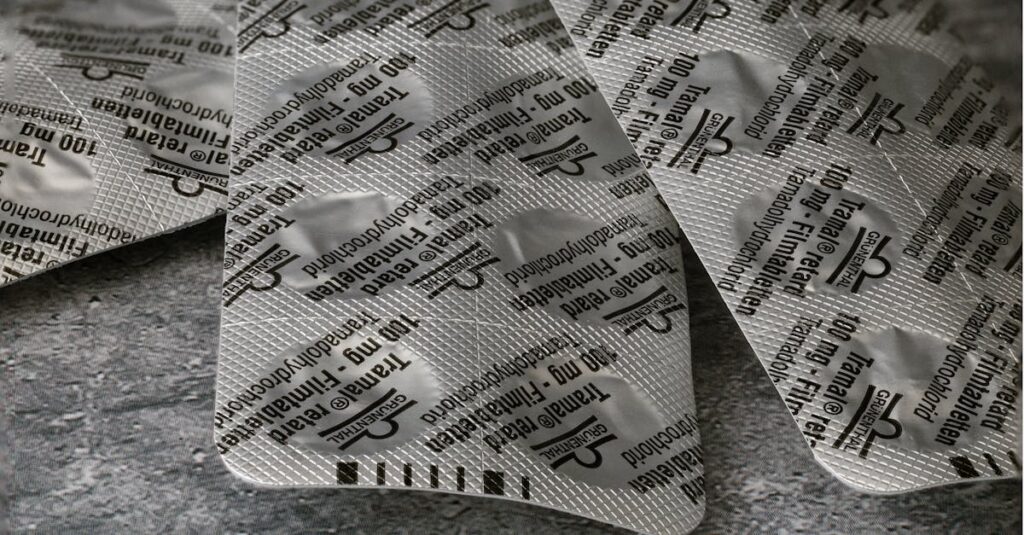 découvrez le tramadol, un analgésique opioïde utilisé pour soulager la douleur modérée à sévère. informez-vous sur son fonctionnement, ses effets secondaires, et les précautions à prendre avant son utilisation.