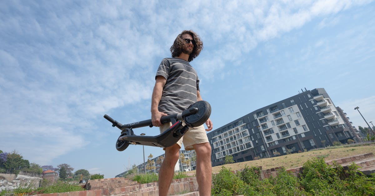 découvrez tout ce qu'il faut savoir sur la trottinette électrique : conseils d'achat, comparaison des modèles, avantages écologiques et astuces d'entretien pour bien choisir et profiter au maximum de votre mobilité urbaine.