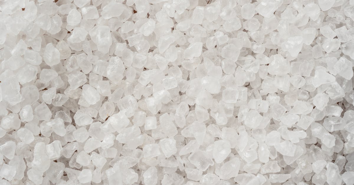 découvrez le nitrite de sodium : ses utilisations principales dans l'industrie alimentaire pour la conservation des aliments, ses propriétés chimiques, ainsi que ses précautions d'emploi et ses effets sur la santé.