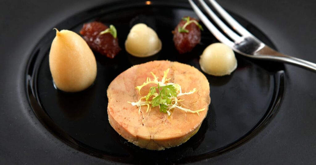 découvrez tout sur le foie gras de canard : son origine, ses méthodes de préparation, et des conseils pour le déguster lors de vos repas festifs ou gastronomiques.