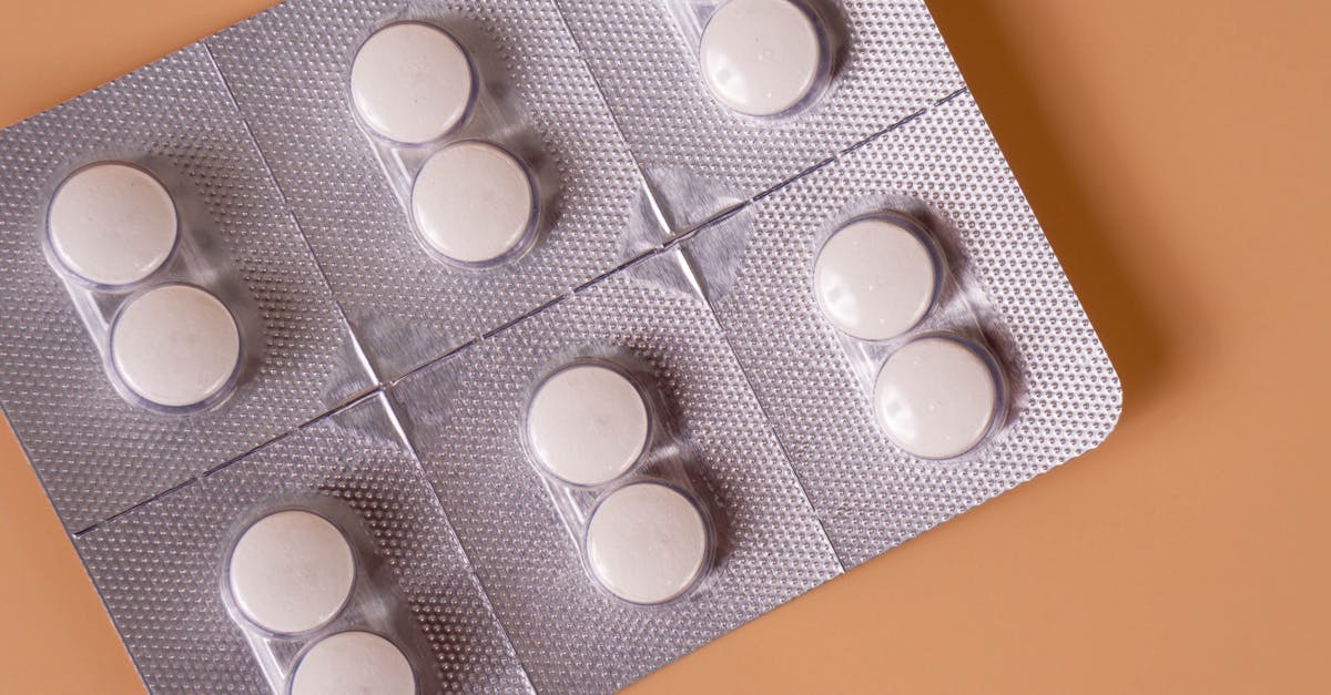 aspirine : découvrez ses bienfaits, utilisations courantes et précautions pour soulager douleurs et fièvre en toute sécurité.