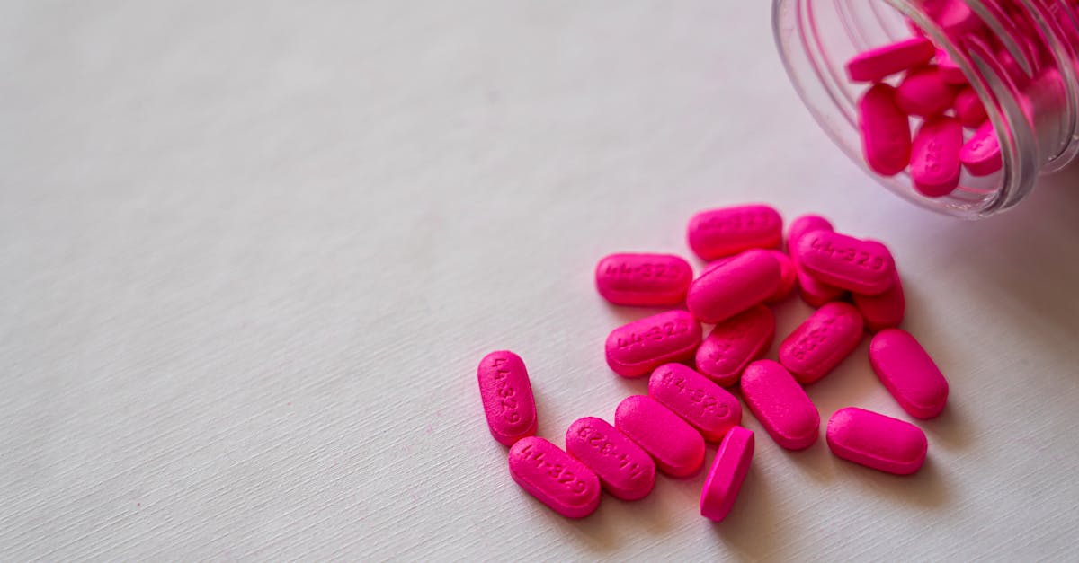 découvrez les utilisations, bienfaits et précautions de l'aspirine, un médicament couramment utilisé pour soulager la douleur, réduire la fièvre et prévenir les problèmes cardiovasculaires.