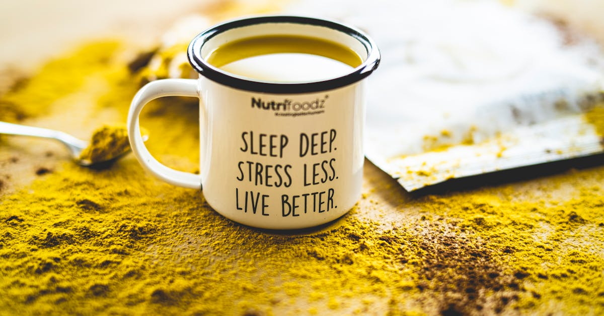 découvrez l'impact du café sur le sommeil : comment la caféine influence votre qualité de repos et des conseils pour bien dormir après une consommation de café.