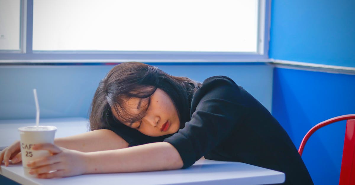 découvrez comment le café influence la qualité de votre sommeil et apprenez à équilibrer consommation de caféine et repos pour un bien-être optimal.