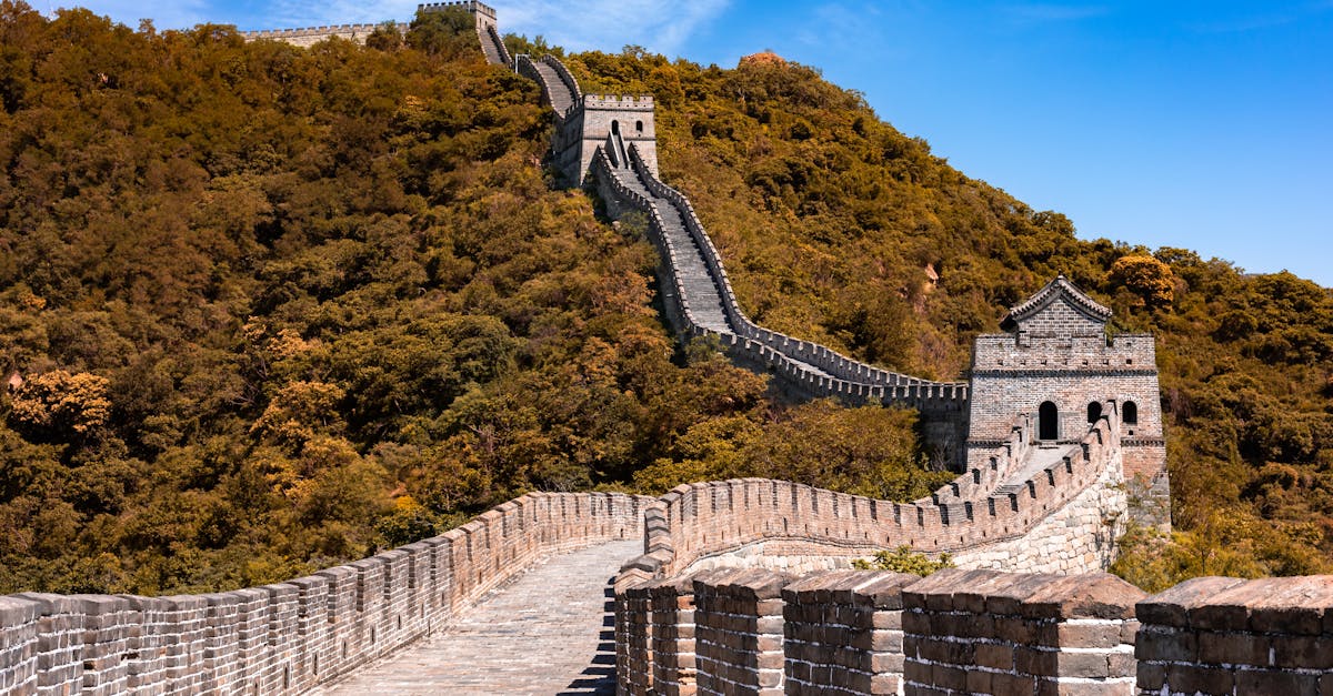 découvrez la grande muraille de chine, une merveille architecturale ancienne s'étendant sur des milliers de kilomètres, symbole d'histoire et de culture chinoise.
