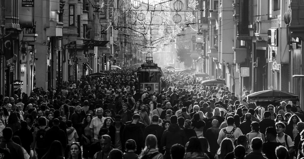 découvrez l'évolution humaine, de nos ancêtres préhistoriques à l'homo sapiens moderne, et comprenez les étapes clés de notre développement biologique et culturel.