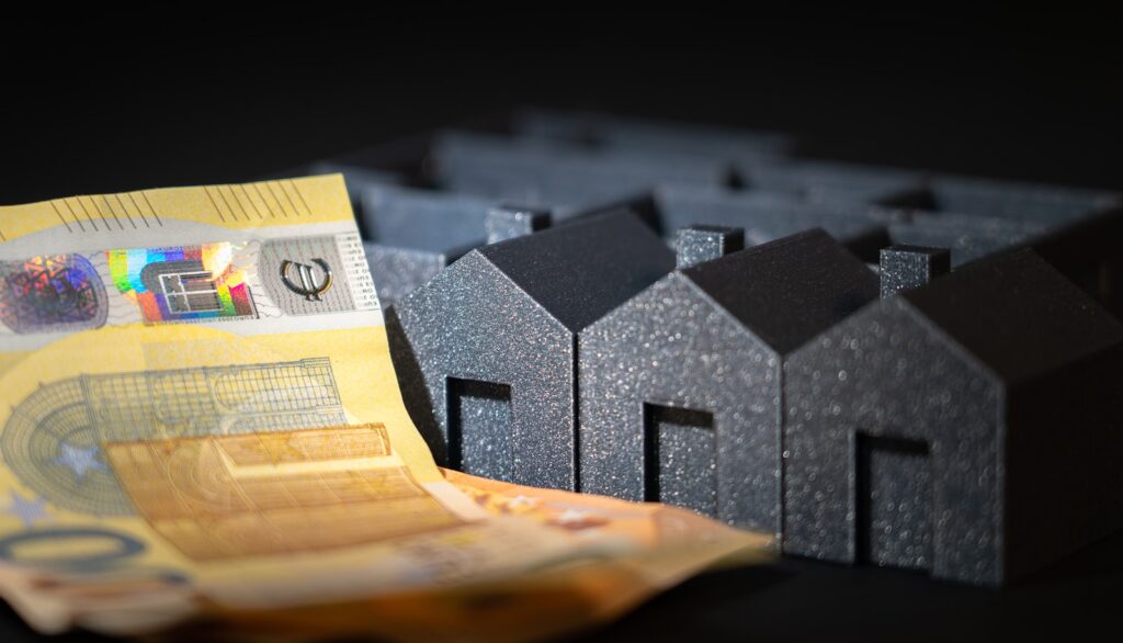 Pourquoi votre assurance habitation explose en 2025 A bunch of houses sitting next to each other