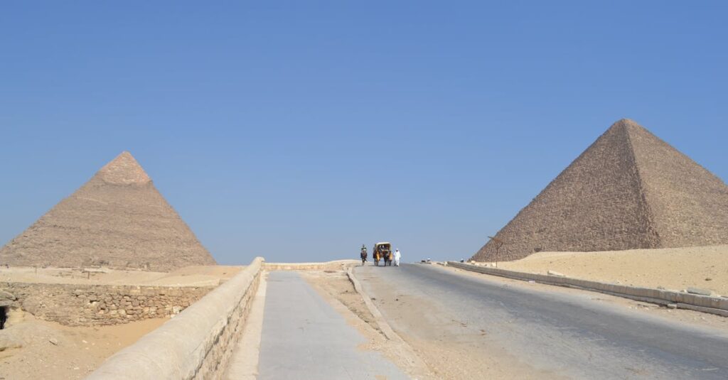 découvrez la vérité sur le mythe de l'esclavage lors de la construction des pyramides. démystifiez les idées reçues et explorez les faits historiques.