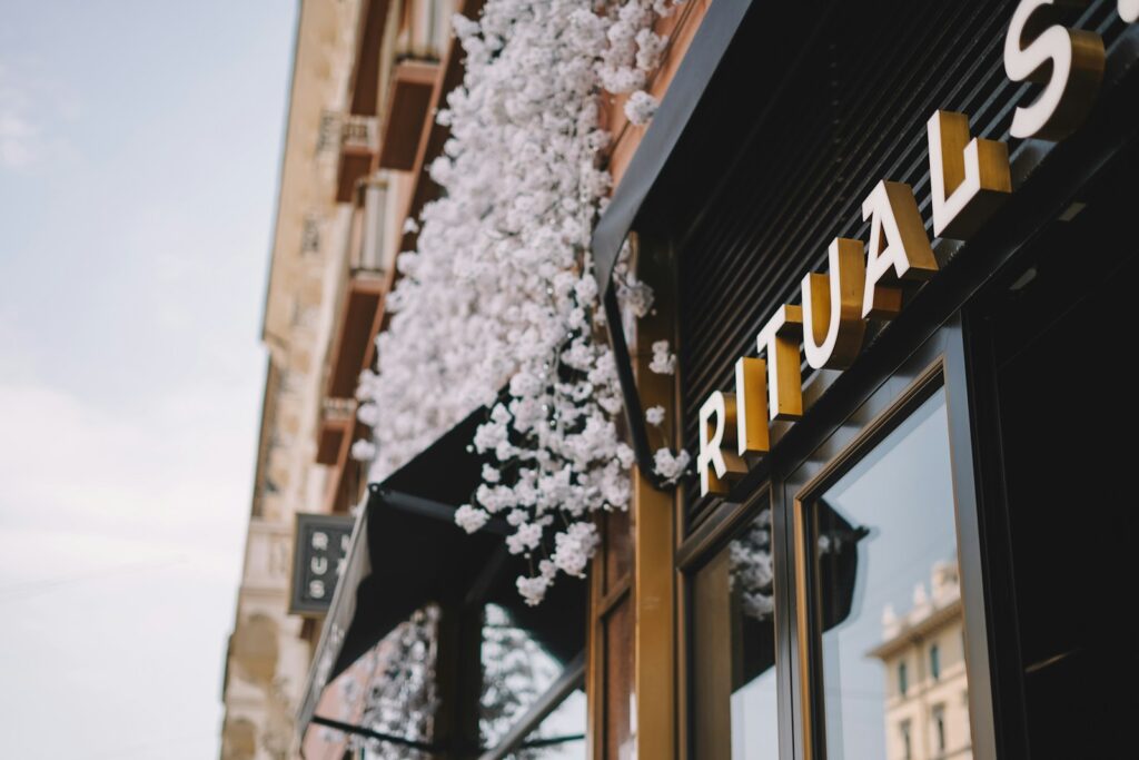 Cosmétiques RITUALS : que contiennent vraiment vos produits et sont-ils dangereux ? A storefront with a bunch of white flowers on it