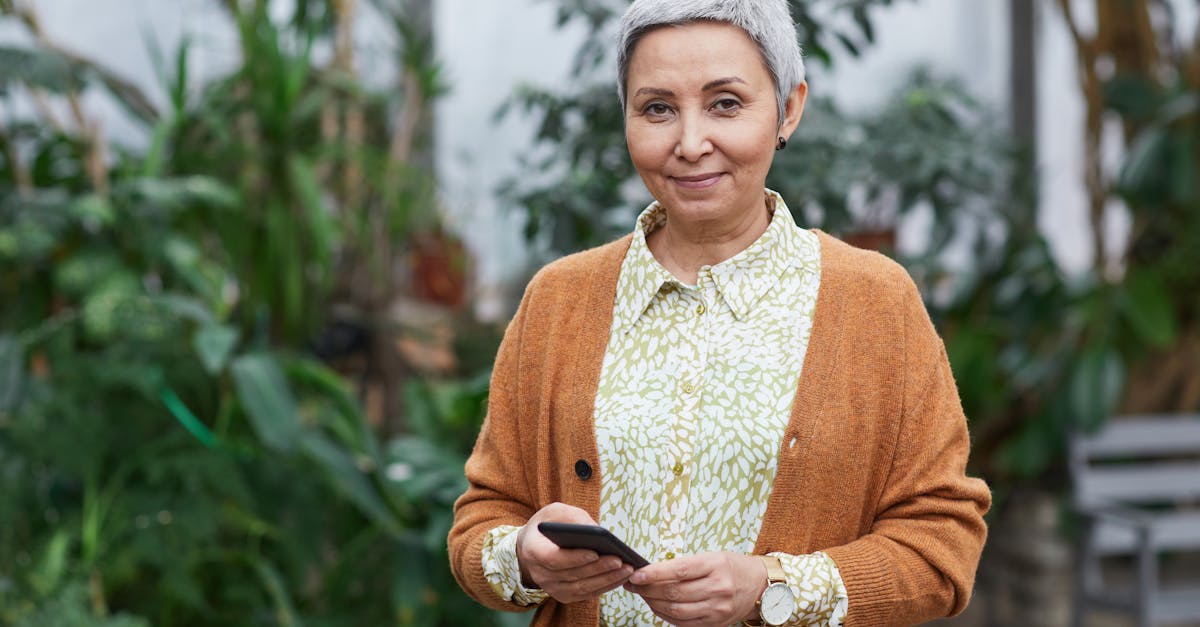 découvrez notre sélection de téléphones spécialement conçus pour les seniors : simples d'utilisation, avec des boutons larges et une excellente qualité sonore pour rester connecté facilement.