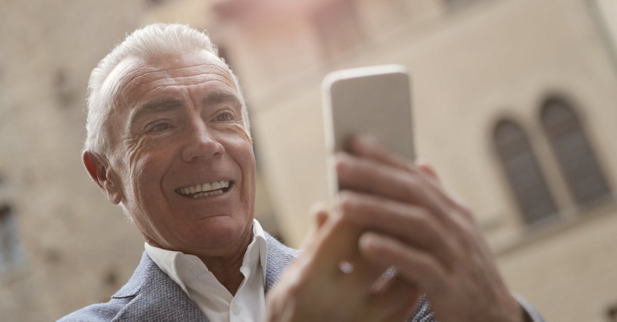 découvrez notre sélection de téléphones spécialement conçus pour les seniors, avec des fonctionnalités simplifiées, des touches larges et un son clair pour faciliter les communications au quotidien.