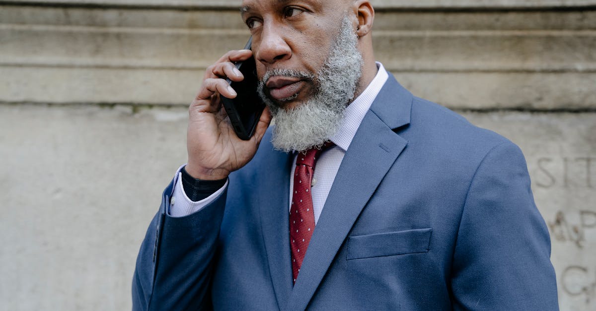 découvrez notre sélection de téléphones pour seniors, simples d'utilisation et adaptés à leurs besoins pour rester connectés facilement.