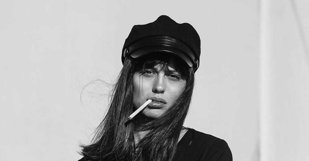 découvrez le lien entre le stress et l'apparition des cheveux blancs, ainsi que des astuces pour gérer le stress et préserver la couleur naturelle de vos cheveux.